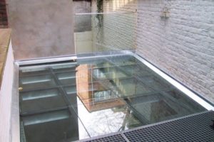 Terrasse avec dalle de verre sur structure métallique
