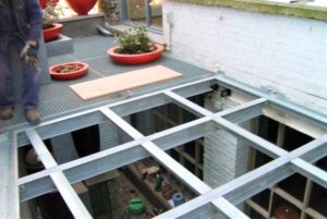 Terrasse avec dalle de verre sur structure métallique